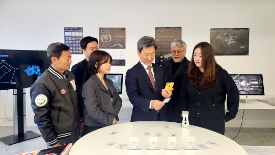 국민대 정승렬 총장이 증강현실을 접목한 AI디자인학과 학생 작품을 실시간으로 시현해 보고 있다.   [연합뉴스]